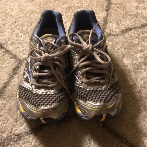 Mizuno Women’s Running Shoes - Picture 3 of 6